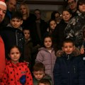 Šestu godinu za redom Miloš ulepšava deci kraj godine: Upravnik zgrade u Nišu iznenadio najmlađe