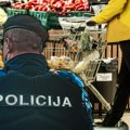 Vino, tegle džema i hrana leteli na sve strane! Muškarac za 15 minuta napravio haos u supermarketu: Kupci vikali "Zovemo…