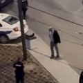 Otkriveno ko je čekićem razlupao policijska vozila na Savskom vencu! Pomahnitali muškarac napravio haos usred Beograda, evo za…