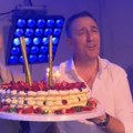 Sergej Ćetković napravio gala proslavu rođendana Ogromna torta sa jagodama i vatromet: Ovo je jubilej