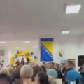 Skandal na maturi u Cazinu: Potukle se dve majke zbog mesta kod crvenog tepiha: Snimak žestokog incidenta preplavio društvene…