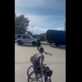 (Video) "Majkama uzimate decu! J****e se!" Ovaj snimak najbolje opisuje trenutno stanje u Rusiji, a na njemu su muškarac kom…