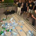 Protest u Gornjem Milanovcu zbog restrikcije vode: Prazne flaše ispred zgrade opštine