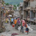 Preživeli u Nepalu i Kini stižu do sigurnih područja dok se čekaju vesti o oko 3.000 nestalih