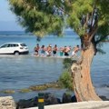 Baba za dedu, deda: Za... Urnebesan video iz Grčke: "Škoda" upala u more, a kupači su je ovako izvačili iz vode (video)
