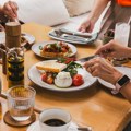 Vino, bademi i dinje: Šta sve možete jesti na mediteranskoj dijeti?