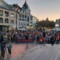 ФОТО, ВИДЕО Одржан протест у Новом Саду: "И страначка књижица за посао је насиље"