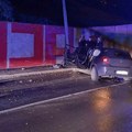 Prve fotografije sa mesta jezivog udesa u Mirijevu: Automobil smrskan, krhotine i staklo svuda po putu, mladić (18) hitno…