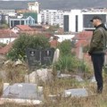 Mitrovske zadušnice u Južnoj Mitrovici: Sve više uništenih spomenika i nadgrobnih ploča na groblju (video)