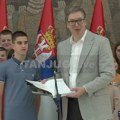 "Srećan sam što vas vidim": Vučić sa decom iz škole kod Zvečana: Nastavićemo da ulažemo u vaš napredak na Kosovu i…