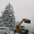 Sneg napravio haos Zabeleženo nekoliko izletanja vozila, u izvlačenju učestvovali čuvari NP "Fruška gora"