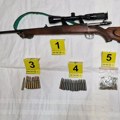 FOTO: Dvojici meštana Vršca zaplenjene lovačke puške, pištolj, bomba, meci, a jednom i droga