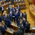 Umalo tuča u skupštini Crne Gore: Poslanici nasrtali jedni na druge, Andrija Mandić izviždan, kordoni policije na Cetinju…
