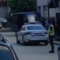 Судар полицијске марице и џипа у Лесковцу, пробили ограду приватне куће