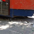 Užas kod Cvetkove pijace: Automobil se zakucao u tramvaj