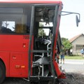 "Staklo je počelo da leti na sve strane, vozaču je ruka bila sva krvava": Saobraćajna nesreća u Zemunu, deo autobusa otpao…