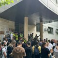 Protest ispred Medicinskog fakulteta u Nišu: “Nadamo se da nećemo imati scenario koji se dogodio na DIF u Novom Sadu“