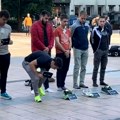 Studenti po dolasku u Brisel na dirljiv način odali poštu stradalima na Železničkoj stanici (VIDEO)