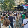 „Nećemo im dati da nas hapse“: Studenti protestuju ispred PS Novi Beograd u znak podrške uhapšenim kolegama