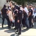 Нова хапшења у Земуну: Маскирана полиција привела 10 мирно окупљених грађана