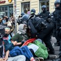 Pogledajte snimak iz Berlina Evo kako policija postupa prema novinarima koji izveštavaju sa protesta za Palestinu (video)