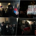 БЛОГ УЖИВО Чуо се јак топовски удар испред СНС просторија у Џона Кенедија: Жандармерија и даље раздваја напредњаке и грађане…