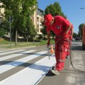Obeležavanje horizontalne signalizacije na više lokacija u gradu