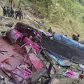 (FOTO) Autobus sleteo sa litice u Šri Lanki: Poginulo 15 ljudi, 16 povređeno