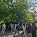 VIDEO: Maturanti krenuli da podrže poljoprivrednike u protestu kod novosadskog suda