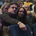 (Video) Brat Vujadina Savića na koncertu Tonija Cetinskog Uroš posle razvoda uživa sa lepom brinetom, a njegova bivša žena je…
