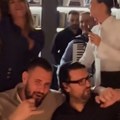 (Video) Duško Šarić i Cvija zagrljeni pevaju "Zlatibore pitaj Taru" na slavi kod Marka Vjetrovića prava žurka - Nina Šarić u…