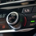 Ovo dugme u automobilu mnogi pogrešno koriste, a može biti opasno po život