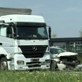 Na automobil naleteo kamion Teška nesreća na Rumenačkom putu u Novom Sadu, tri osobe povređene (foto)
