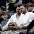 (VIDEO) Elitna publika: Đoković i Dončić gledaju meč u Madridu