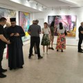 Izložba „Ispod površine“ otvorena u Vlasotincu: Umetnost koja istražuje čoveka i njegove skrivene slojeve