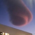 (VIDEO/FOTO) Kejptaun uznemirila čudna nebeska pojava: Oblak ili „božji usisivač”?