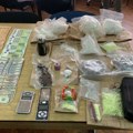 Oglasio se MUP povodom hapšenja na Vračaru: Osumnjičenom pronađene vagice, droga, dolari i 7 telefona