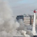 Jezivi snimak gašenja požara u Bloku 70 iz drona: Helikopter uleće u "mrak"