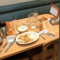 Ovo je razlika između bumera i generacije Z: Konobarica snimila stolove u restoranu u kom radi pa izazvala haos na mrežama