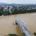 (VIDEO) Srušio se most, vozila pala u reku: Sve više žrtava zbog tajfuna Jagi