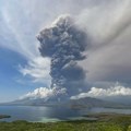 Eruptirao vulkan Kanlaon na Filipinima, stub pepela i dima blizu tri kilometra