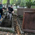 Radnici groblja samo što nisu pali u nesvest zbog prizora u porodičnoj grobnici - pravi šok nastupio tek kad je polciija…