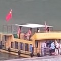 (Video) Tragedija u Kini: Poginule tri osobe, a 60 povređeno posle prevrtanja dva turistička čamca