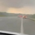 Crni superćelijski oblak se nadvio nad ovim delom Srbije: Dvorišta se zabelela od grada, pljusak ne prestaje