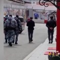 Uhapšene sumnjive osobe u Moskvi! Policija im zaplenila dokumenta, stavila lisice i odvela u stanicu! (video)