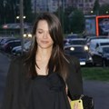 Sjajan stajling za leto: Mia Bjelogrlić zablistala u šortsu, a posebno je zanimljiv način na koji nosi košulju