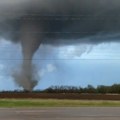 Prizor koji se viđa jednom u životu: Tornado snimljen dok prolazi pored duge u Americi (video)