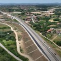 Radovi na trasi koja će spojiti Kragujevac sa moravskim koridorom ubačeni u petu brzinu: Snimci iz vazduha otkrivaju…