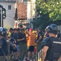 Pogledajte dolazak poljskih huligana u Novi Pazar: Ćelavi, krupni, tetovirani, uz njih su i atraktivne devojke