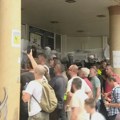 Protest građana ispred zgrade pravosudnih organa u Novom Pazaru